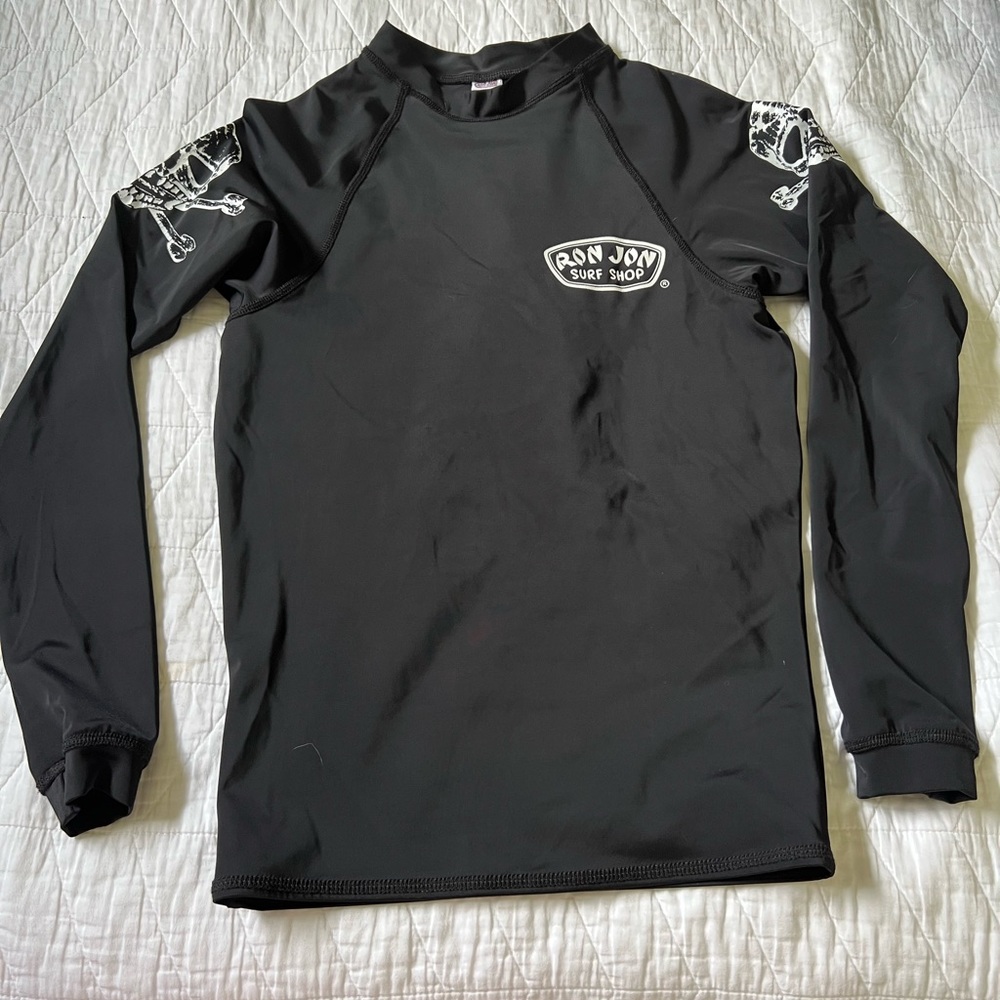 Ron Jon Men’s Black Long Sleeve Rash Guard w/ Skulls